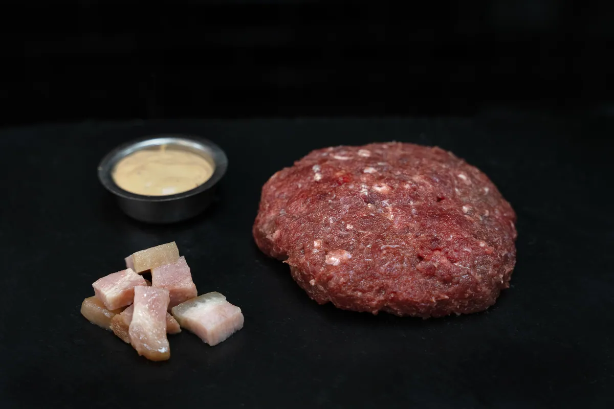Hamburguesa de bacon y salsa ahumada