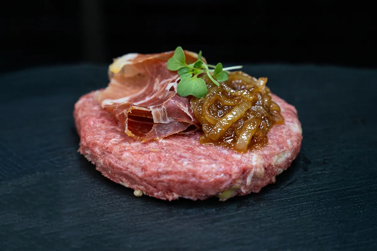 Hamburguesa de jamón y cebolla caramelizada